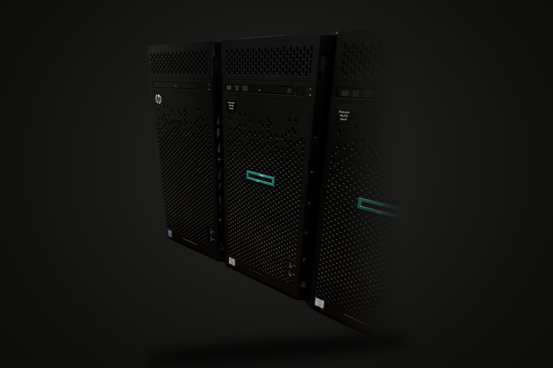 Los dos servidores HPE ProLiant ML110 Gen9 del homelab, de frente