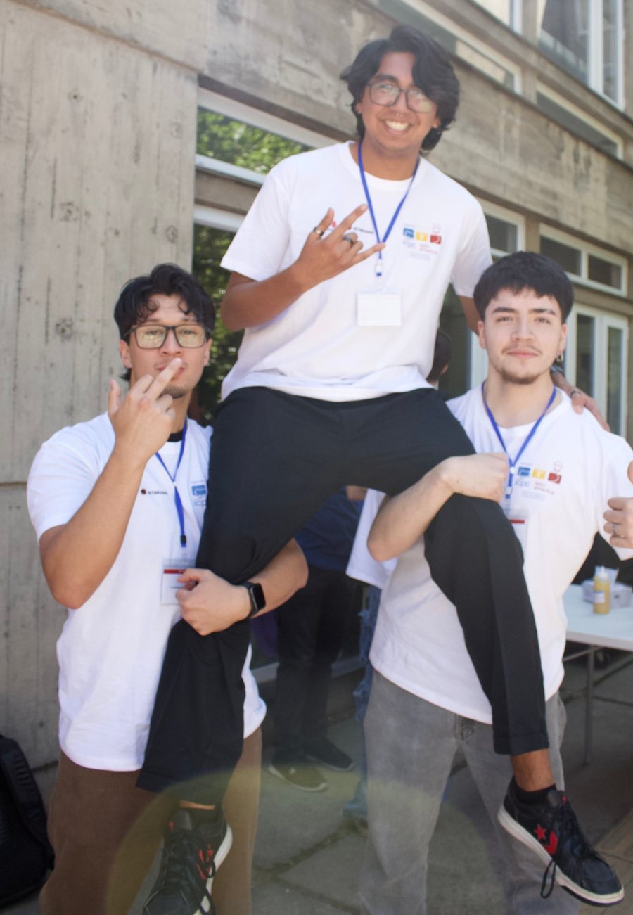 Tres integrantes del equipo UDP con poleras de la ICPC Latin America